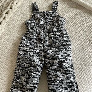 FALLS CREEK KIDS BLK/WHITE/GREY CAMO SNOW BIBS SIZE 24 MONTHS
